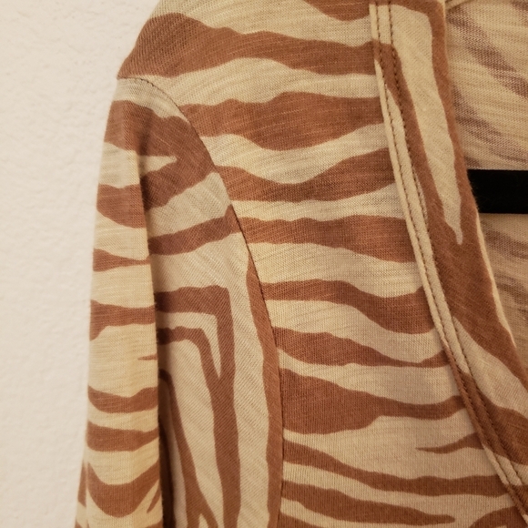 Banana Republic Relaxed Fit Long Sleeve Carmel/Tan Zebra Print T, size XL NWT - Picture 3 of 6